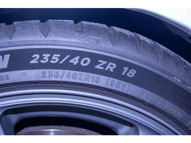 フロントタイヤサイズは235/45R18。ミシュランパイロットスポーツ5です。