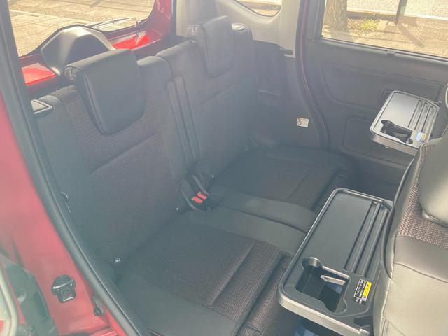 【リアシート】左右別々にスライド出来ます！シートを下げると足も組めちゃいます♪