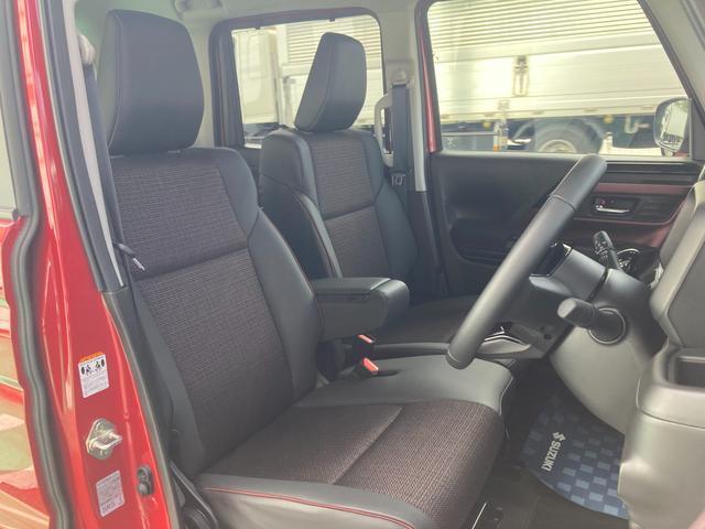 【フロントシート】インパネにシフトが付いているので足元広々！運転席から助手席の移動も楽々♪どちらからでも乗り降り出来るので、狭い場所の乗り降りも楽ちんですよ♪