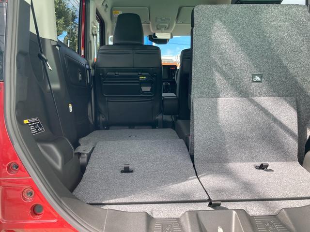 【ラゲッジルーム】3人＋少し大きい荷物の場合。5：5分割するので使い勝手も◎