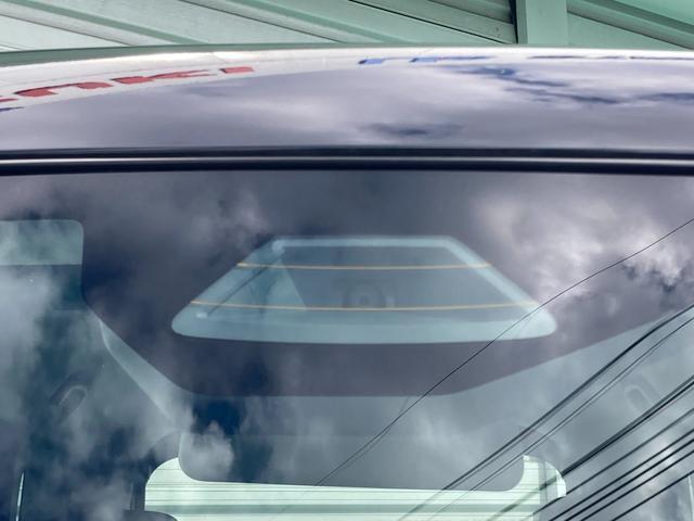 【デュアルセンサーブレーキサポートII】フロントガラスに設置した単眼カメラとミリ波レーダーで前方の歩行者や車両を検知。交差点内での右左折・出合い頭の衝突回避支援機能も搭載！