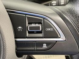 先行車との車間距離を保ちながら加速・減速してくれる「アダプティブクルーズコントロール」を装備しています。ロングドライブに最適ですね！