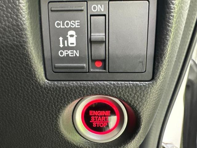 WECARSの展示場では実際に見て、触ってお車をお選びいただけます！知識の豊富な営業スタッフが様々なカーライフをご提案いたします！