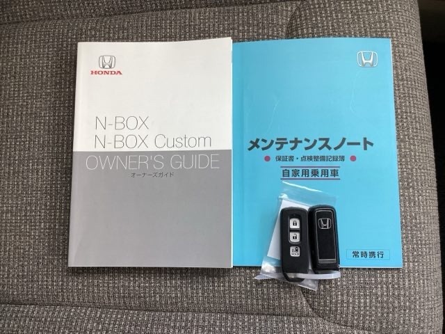 メンテナンスノート【整備記録簿】、取説も揃ってます。スマートキーはバッグなどにしまったままボタン操作でエンジンの始動・停止ができて大変便利です。