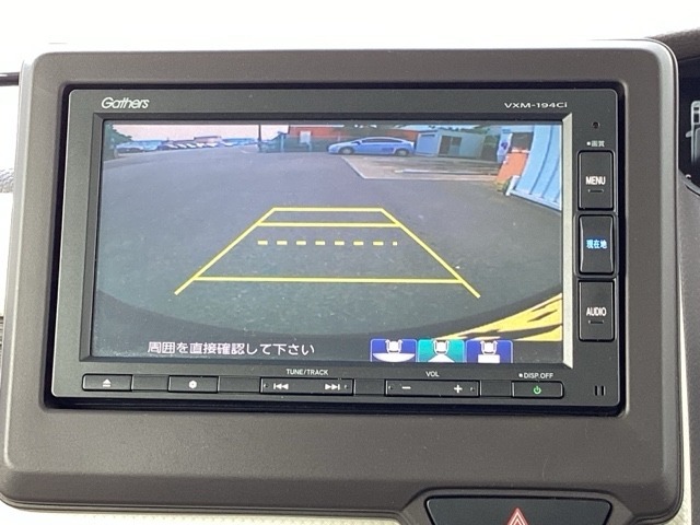 3ビュー切り替えやガイド線表示のバックカメラで、バックでの車庫入れも安心です。