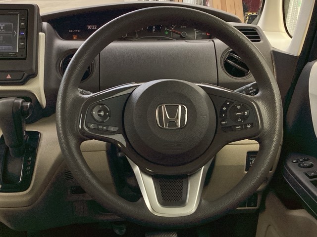 手になじむ感覚のステアリングです。さわり心地、デザイン性、操作性にこだわったアイテムです。