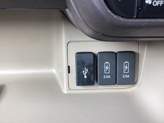 2.5アンペア急速USBチャージャー搭載。スマートフォンなどの充電にとっても便利です。