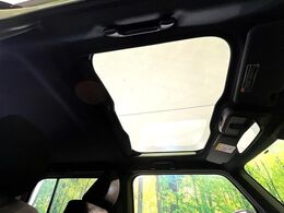 【ガラスルーフ】ガラスルーフ搭載で車内の解放感が一気にアップ！開放的なドライブをお楽しみいただけます。