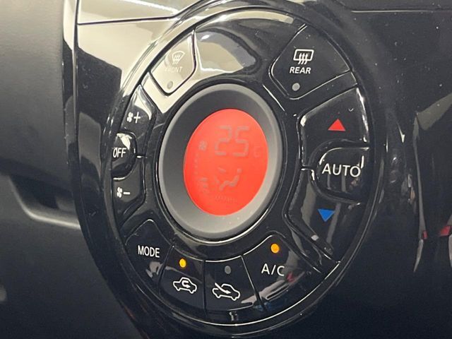 【オートエアコン】一度お好みの温度に設定すれば、車内の温度を検知し風量や温度を自動で調整。暑い…寒い…と何度もスイッチ操作をする必要はありません。快適な車内空間には必須の機能ですね♪
