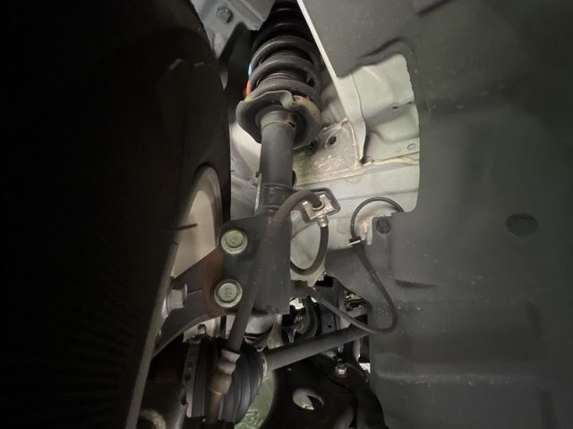 お車を安心してお乗りいただく為には、足回りの定期点検が欠かせません。サービスサポート（有償保証）では無料点検もご提供しており、安心のカーライフをお過ごしいただけるサポート体制が整っています。