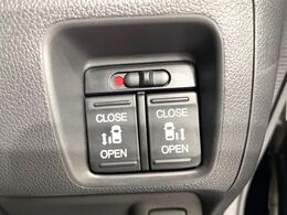 【両側パワースライドドア】スマートキーや運転席のスイッチで後席両側スライドドアの開閉が可能♪電動だから力を入れてドアを開ける必要が無く、小さなお子様でも簡単に開け閉めでき快適です♪