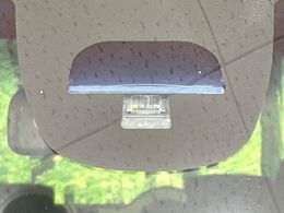 【シティブレーキアクティブシステム】低速走行中に前方の車両等を認識し、衝突しそうな時は警報とブレーキで衝突回避と被害軽減をアシスト。より安全にドライブをお楽しみいただけます。