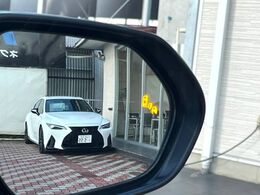 【ブラインドスポットモニター】走行中、ドアミラーの死角になりやすい箇所に後続車が接近するとサイドミラーのレンズに警告を表示！ドライバーに注意喚起をしてくれます。