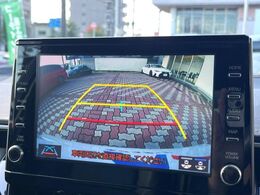 【バックカメラ】駐車時に後方がリアルタイム映像で確認できます。大型商業施設や立体駐車場での駐車時や、夜間のバック時に大活躍！運転スキルに関わらず、今や必須となった装備のひとつです！