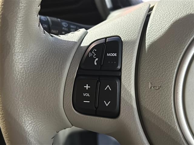 【ステアリングリモコン】運転中でも目線はそのまま、手元のスイッチで安全にオーディオが操作できます。