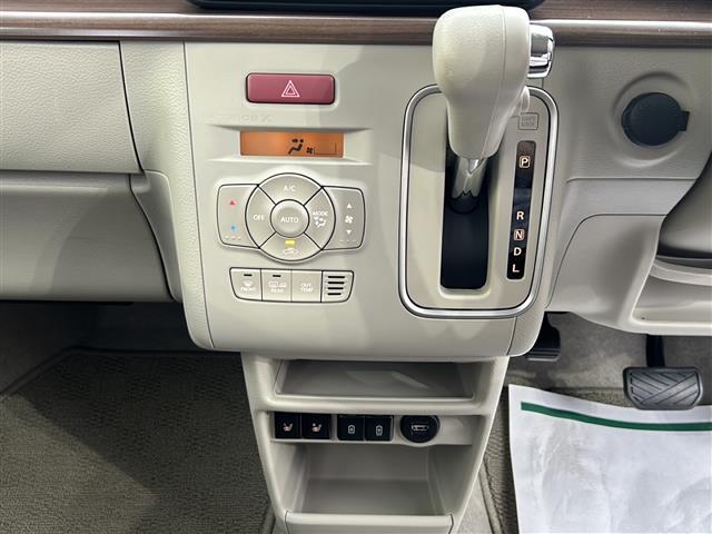 【内装の除菌消臭】車内の細菌やカビを除去しニオイの元となる菌の抑制をします。様々な物質に直接反応して酸化、分解します。人気オプションの一つです。
