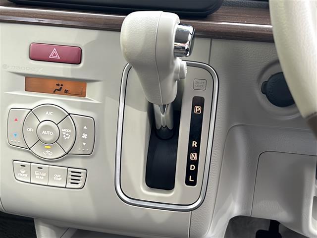 【内装の除菌消臭】車内の細菌やカビを除去しニオイの元となる菌の抑制をします。様々な物質に直接反応して酸化、分解します。人気オプションの一つです。