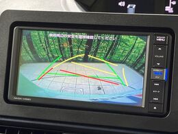 【バックカメラ】駐車時に後方がリアルタイム映像で確認できます。大型商業施設や立体駐車場での駐車時や、夜間のバック時に大活躍！運転スキルに関わらず、今や必須となった装備のひとつです！