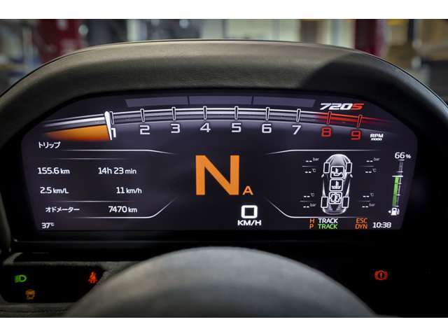 可動式のデジタルメーター。100km/hまでの加速を驚異の2.9秒でこなし、400メートルの距離を10.4秒で駆け抜け、トップスピードは341km/h。その実力はまごうとこなき、スーパーカー