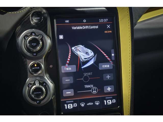 また720Sからの新ギミックとして特筆すべきなのは、バリアブル・ドリフト・コントロール（VDC）。インフォティメントパネルをスワイプするだけでドリフトの角度をコントロールしてくれる