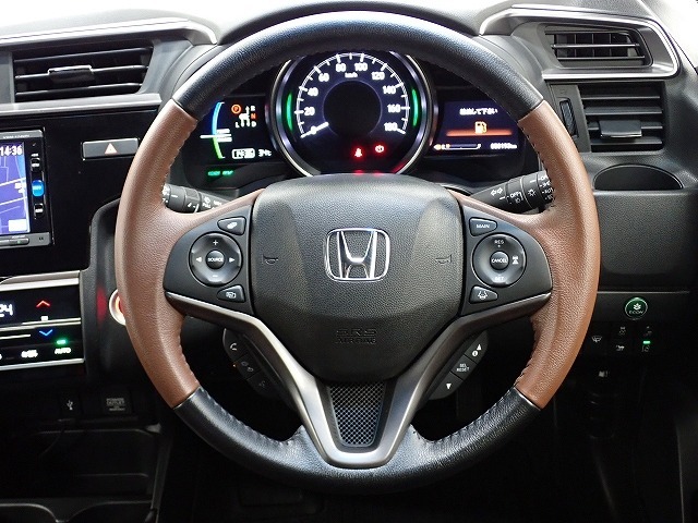 ハンドル左側にはオーディオ操作が出来るオーディオリモートコントロールスイッチ、右側にはHonda SENSINGとオートクルーズコントロールのスイッチを装備！