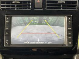 【バックカメラ】駐車時に後方がリアルタイム映像で確認できます。大型商業施設や立体駐車場での駐車時や、夜間のバック時に大活躍！運転スキルに関わらず、今や必須となった装備のひとつです！