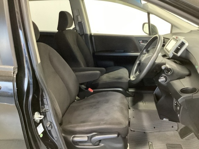 女性でも運転がしやすいように、シートの高さ調整機能（シートリフター）がついています。広い足元にゆったり座れるシートには肘掛も装備しており長距離の運転でも疲れにくいシートです。
