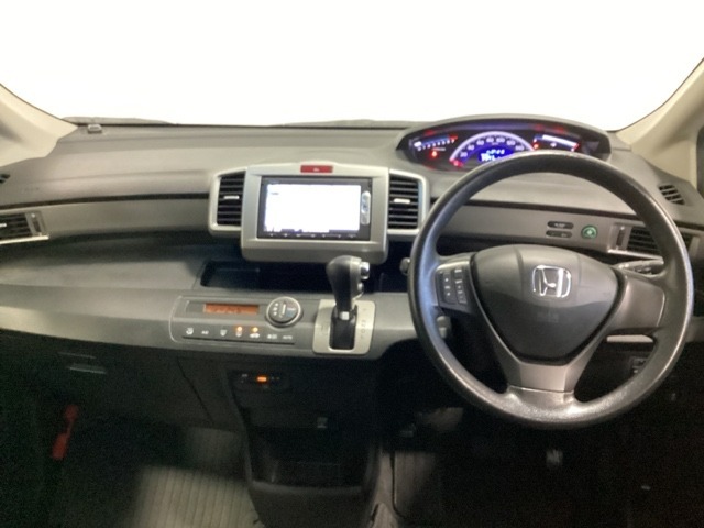 車内は光触媒抗菌消臭施工済です。インパネ周りはスタイリッシュなデザインで機能や装備も充実しています。グローブボックスやカップホルダーのほかにトレーなどたくさんの収納スペースが付いています。