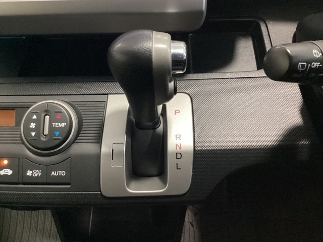 CVT車のセレクトレバーです。低速から高速まで、変速ショックのないスムーズな走りを実現するとともに、エンジン効率のよい領域を維持することで燃費にも貢献します。