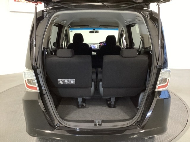 開口部も広く荷物の積み下ろしもしやすいお車となっております。3列目シートは5：5の割合で背もたれを倒しシートの跳ね上げができます。