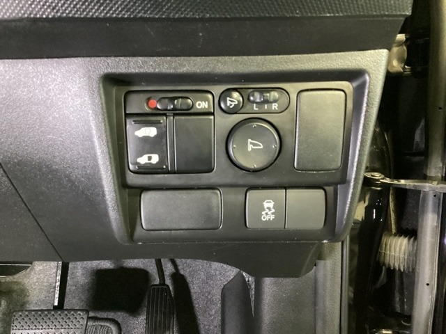 片側電動スライドドアは運転席から操作ができます。Hondaセンシング用のVSA解除などのメインスイッチも装備し、電動格納付きパワーミラーの操作スイッチや左右のサイドミラーの角度調節も微調整ができます。