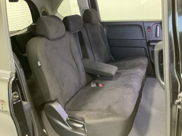 2列目シートは背もたれの角度調節ができるベンチシートになっております。長距離運転になってもゆったりとできるように、アームレストがついてます。