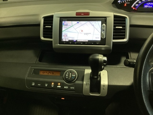 ナビゲーションはワンセグTV対応のGathers純正メモリーナビを搭載しています。Bluetoothオーディオ機能がありますので、スマートフォンなどの音楽も再生できます。