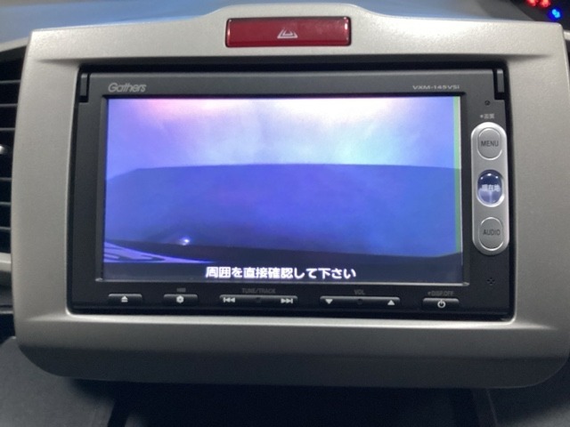 ギヤをR（バック）に入れるとナビの画面に後ろの映像が映るリアカメラ付です。後退時、コンディションが悪い視界でもカラーバックモニターがドライバーをサポートします。