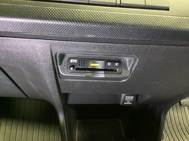 エアコンパネルの下にETCがついています。高速道路の料金所の通過も楽々です！。カードの取り出しもしやすい場所についています。
