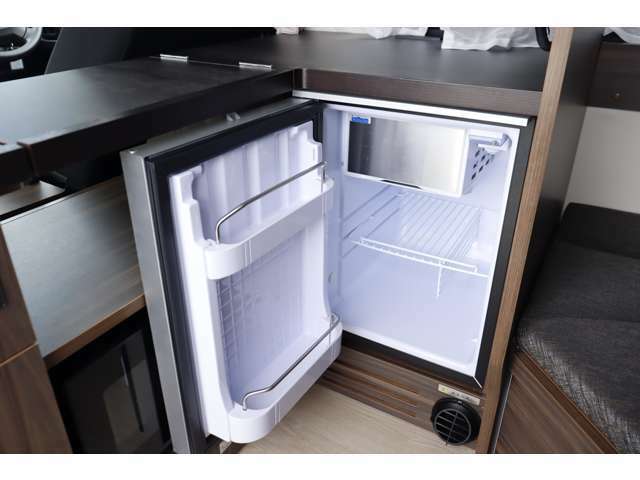 冷凍冷蔵庫付き！いつでも冷たい飲み物をお飲み頂けます！12Vのサブバッテリーより電源供給しております！