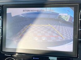 【バックカメラ】駐車時に後方がリアルタイム映像で確認できます。大型商業施設や立体駐車場での駐車時や、夜間のバック時に大活躍！運転スキルに関わらず、今や必須となった装備のひとつです！