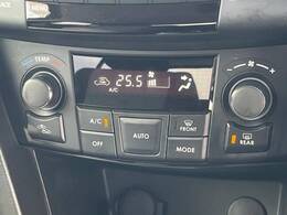 【オートエアコン】一度お好みの温度に設定すれば、車内の温度を検知し風量や温度を自動で調整。暑い…寒い…と何度もスイッチ操作をする必要はありません。快適な車内空間には必須の機能ですね♪