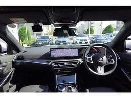 ドライバーに向かってレイアウトされた機能的なセンターコンソールやコントロール類がもたらす高い操作性。常に、運転に集中できるレイアウトです。