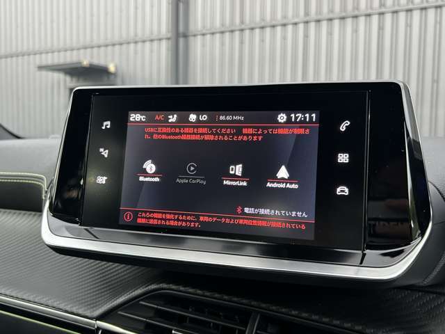 LIBERALAでは多種多様の車種をご用意させていただいております。お客様がご納得いくまで、そのお車の持つ特性を五感すべてで感じ取っていただける場をご提供します。