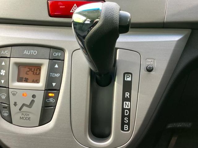 WECARSの展示場では実際に見て、触ってお車をお選びいただけます！知識の豊富な営業スタッフが様々なカーライフをご提案いたします！