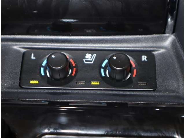 運転席、助手席にシートヒーターが付いてます。