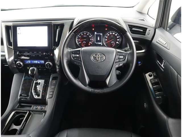 運転席から見たハンドル、ダッシュまわりになります。