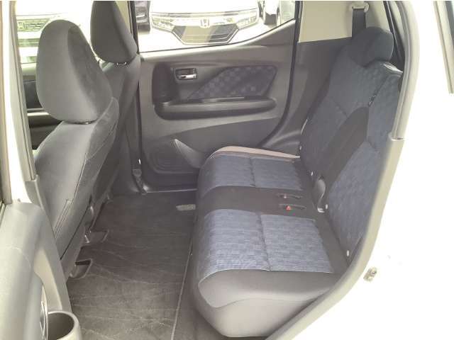 展示車になる工程で室内クリーニングをさせて頂き皆様に安心して触っていただけるよう展示させて頂いております。内外装で気になる点など御座いましたら詳細を写真などでご案内できますのでご遠慮なくお尋ね下さい。