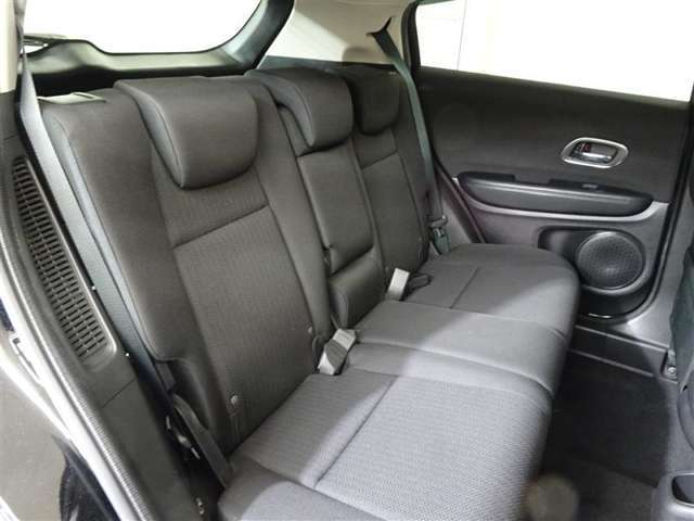 ゆとりある広々とした車内空間は、ドライブを始め買い物やレジャーなど、幅広く活躍します。一人でもみんなとでもお出かけを楽しみましょう！