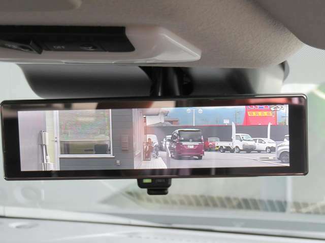 スマートルームミラー：車両後方のカメラ映像をミラー面に映し出すので、車内の状況や、天候などに影響されずいつでもクリアな後方視界が得られます。