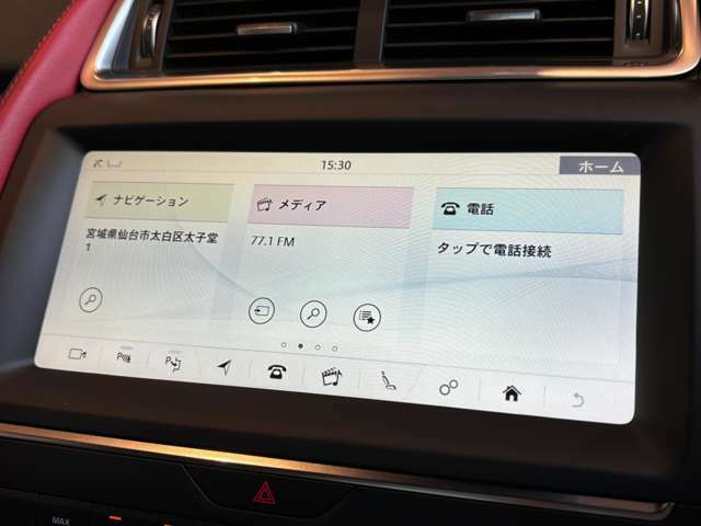 手持ちのiPhoneと接続することで、車内のディスプレイを使って音楽や通話、動画の視聴を楽しめます！Siriを介した音声コマンドで、便利に操作することもできます！