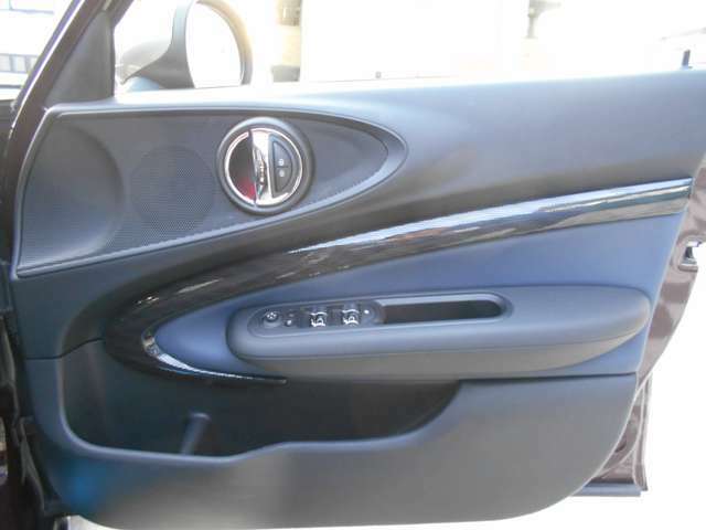 運転席ドアパネルです。MINIユアーズインテリアがオプション装備されており、柄がついたパネル部分が光ります。他のインテリアライトに合わせて色も変わる、とってもお洒落で遊び心溢れた装備です。