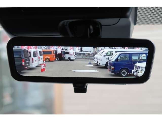 デジタルインナーミラーで人や荷物でバックミラーが遮られてもカメラ映像が映し出されるので安心♪