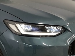 【LEDヘッドライト】大光量で夜道や雨の日の安心感を高めるLEDヘッドライト。周囲の明るさに応じて自動点灯・消灯/ライトの消し忘れも防げるオートライトコントロール付！